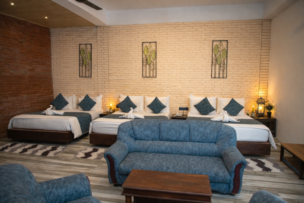 Super Deluxe Family Room thumbnail 2