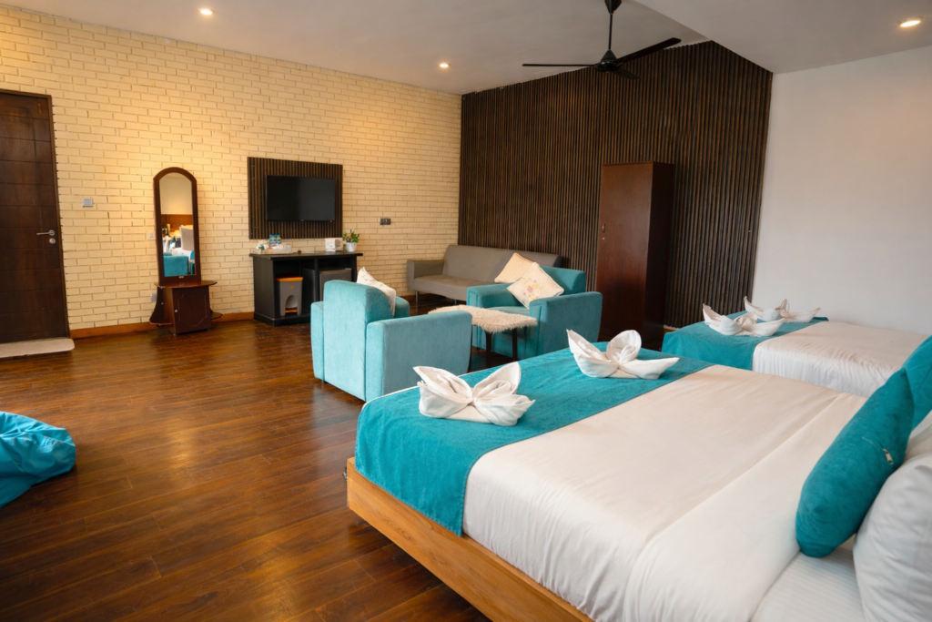 Deluxe Family Room thumbnail 3