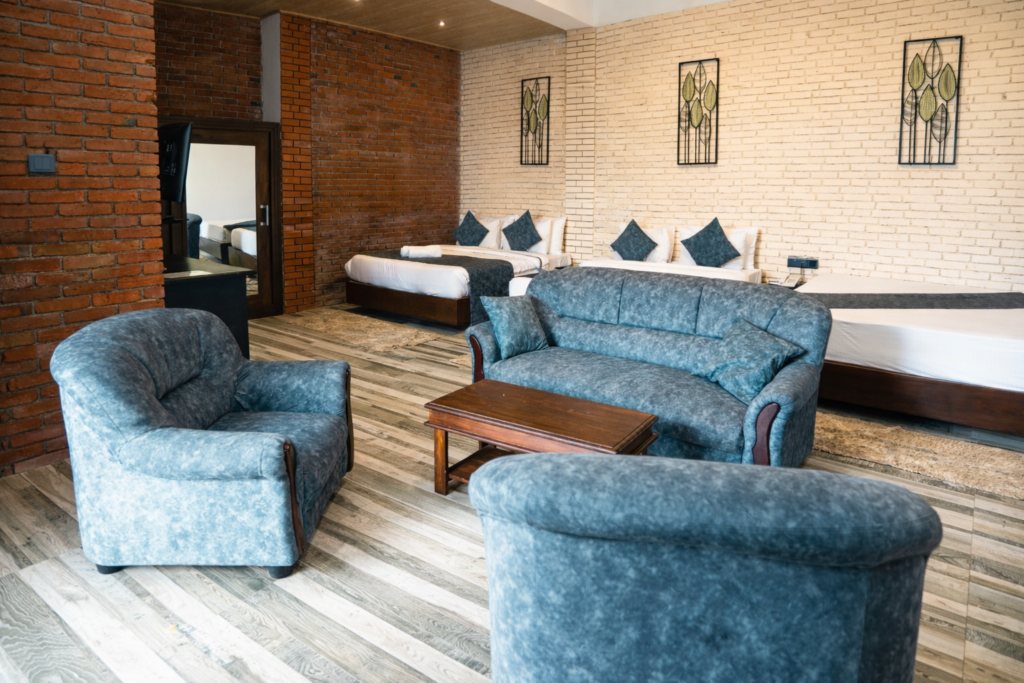 Super Deluxe Family Room thumbnail 3