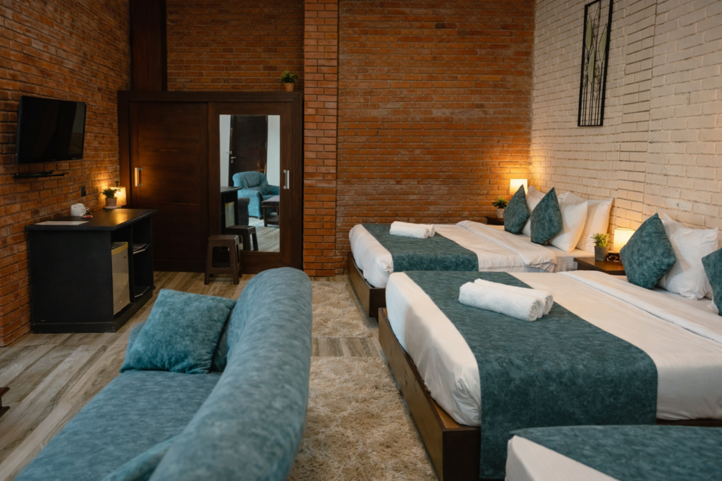 Super Deluxe Family Room thumbnail 4