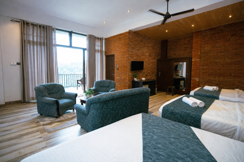 Super Deluxe Family Room thumbnail 5