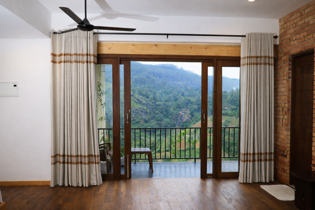 Deluxe Family Room thumbnail 8